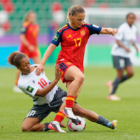 Carla Julià Foto: Arnau Martínez (@arnaumb16) Carla Julià frente a una defensora de Nueva Caledonia - Mundial Sub-20 femenino