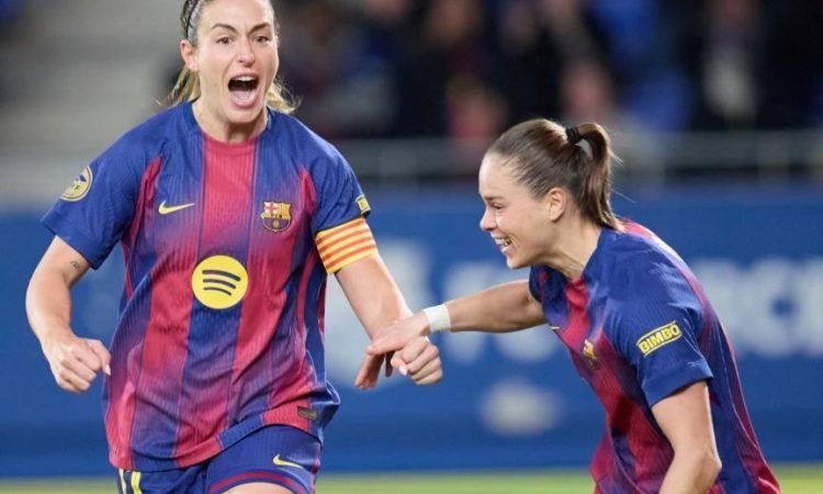 Alexia Putellas y Ewa Pajor celebran un gol con el Barcelona en la Liga, año 2026. LigaF