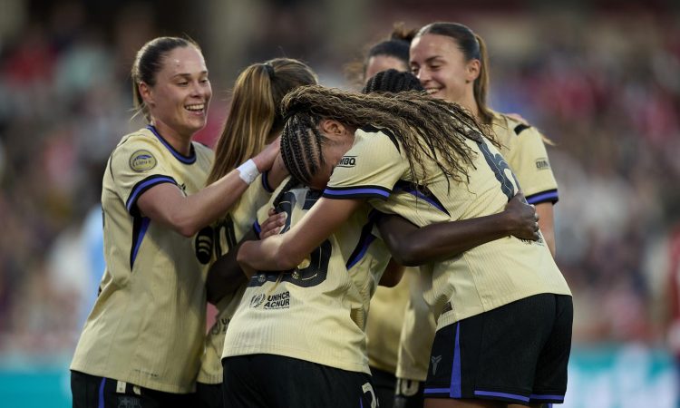 Las jugadoras del Barcelona celebran el gol de Aïcha Camara en la Liga F 2026. LigaF