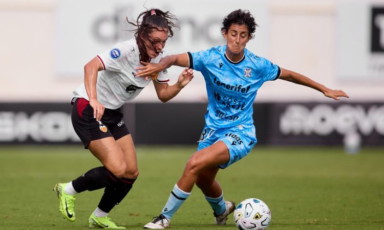 Elba Vergés (Tenerife) y D. Marcano (Valencia) | Foto: Liga F