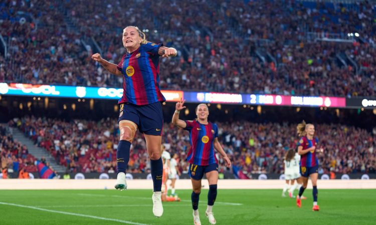 La jugadora del Barcelona Claudia Pina celebra un gol, durante un partido disputado en el Camp Nou en 2026. Foto: LigaF
