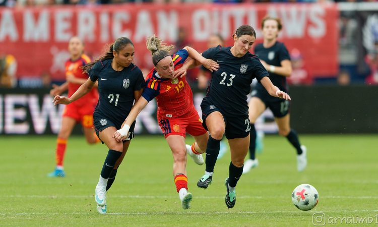 Eva Navarro frente a dos jugadoras de EEUU - Selección Española femenina