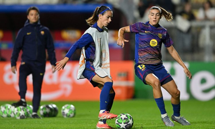 Calentamiento FC Barcelona - Aitana Bonmati y Patri Guijarro
