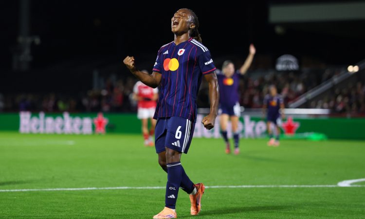 Melchie Dumornay del OL Lyonnes celebra un gol