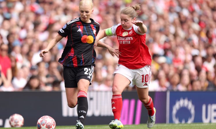 Sofie Svava y Kim Little - Arsenal FC v OL Lyonnes - UEFA Women's Champions League 2025/26 Semi-Final First Leg