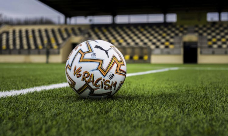 Balón Puma y Liga F contra el racismo