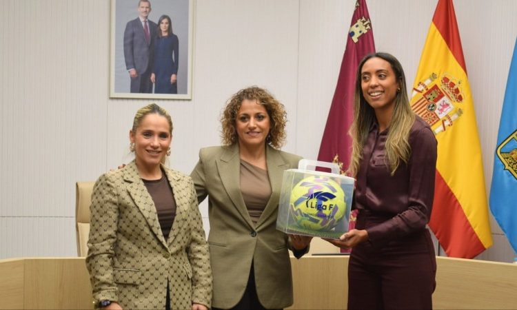 Tamara García, Beatriz Álvarez y Rosa Sánchez, posaron tras la reunión.