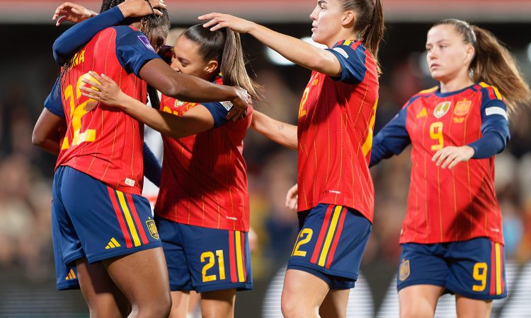 Celebración del primer Gol de Edna Imade con la Selección
