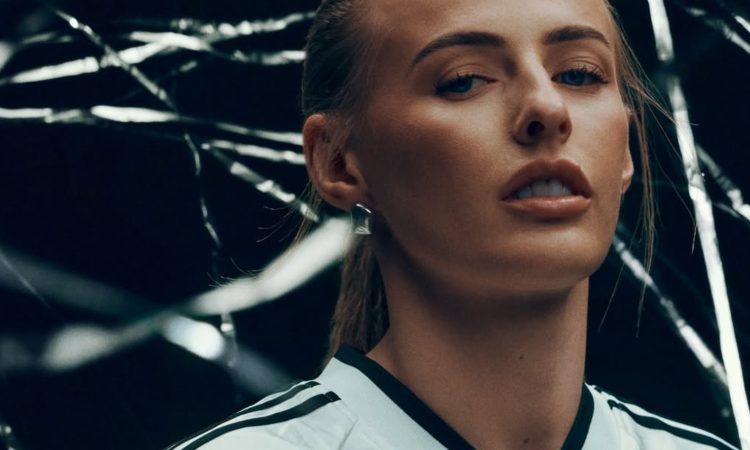 Chloe Kelly ficha por Adidas