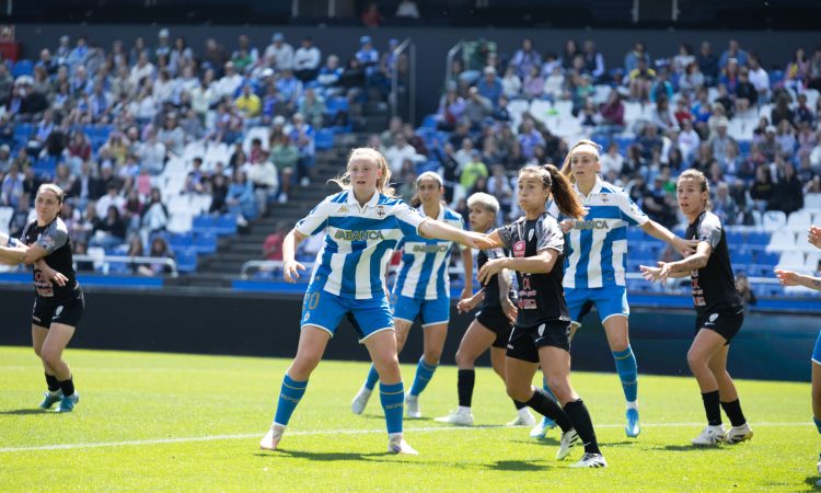 Jugadoras compitiendo en un partido de fútbolDeportivo 2-2 Alhama CF - Diego Álvarez