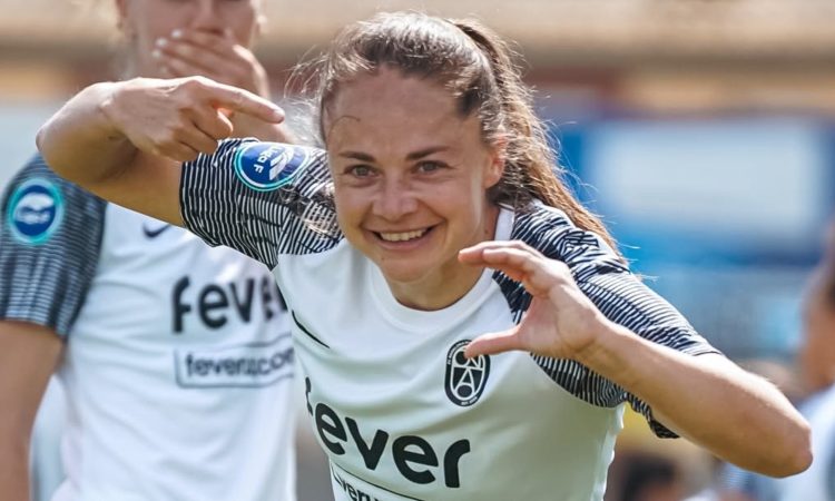 Estefanía Banini celebrando un gol con el FC Badalona Women