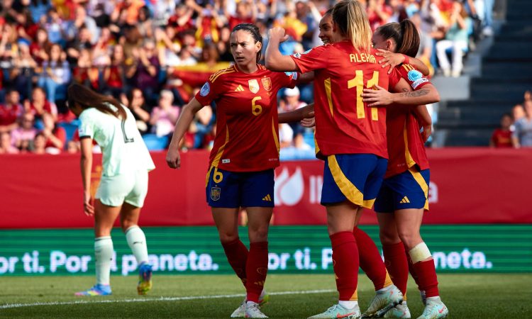 Aitana celebrando gol alexia Selección