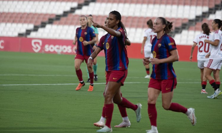 Las jugadoras del Barcelona celebran un gol de Brugts ante el Sevilla en la Liga 2026-27. Foto: Hugo Mesonero