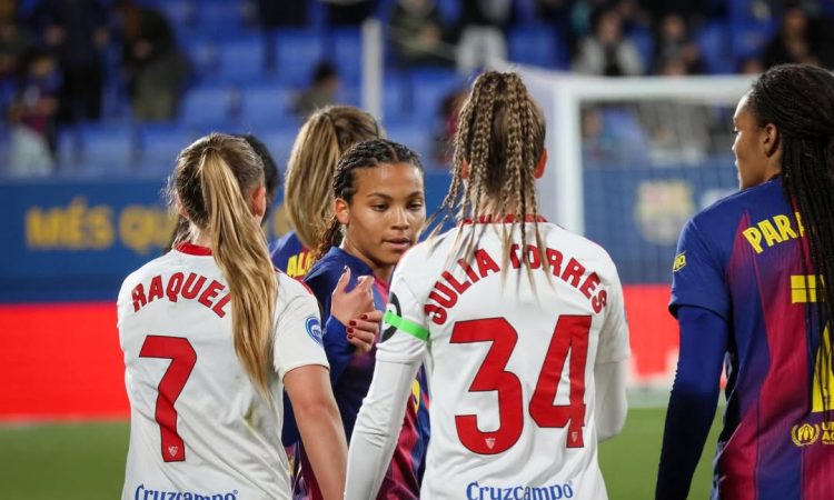Julia Torres saludando a jugadoras del FC Barcelona