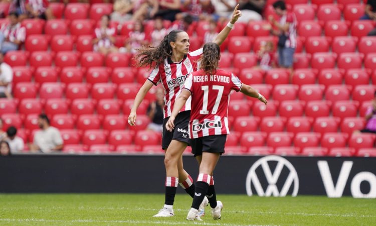 La jugadora del Athletic Maite Zubieta, con Nerea Nevado durante un partido en la Liga 25-26. AthleticClub