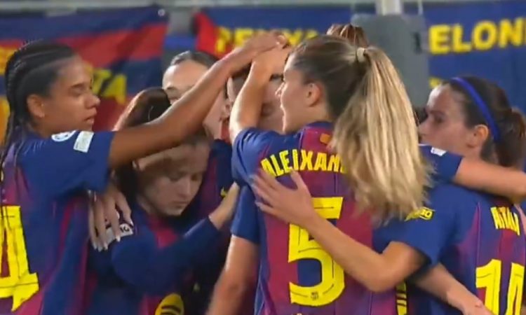 Las jugadoras del Barcelona celebran un gol de Alexia Putellas en la Champions. Captura/CBS SPORTS