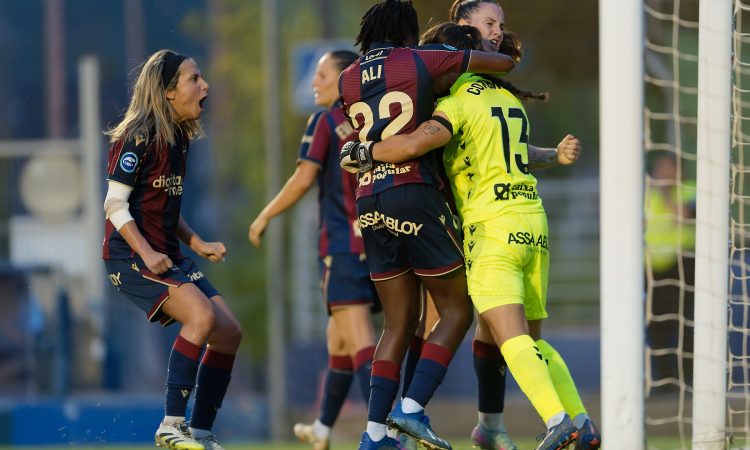 Jugadoras del Levante celebran la parada del penalti de Laura Coronado