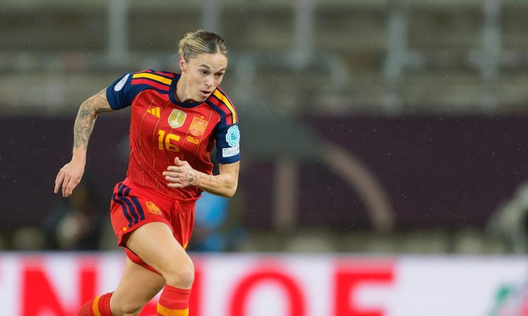 Futbolista española corriendo en acción