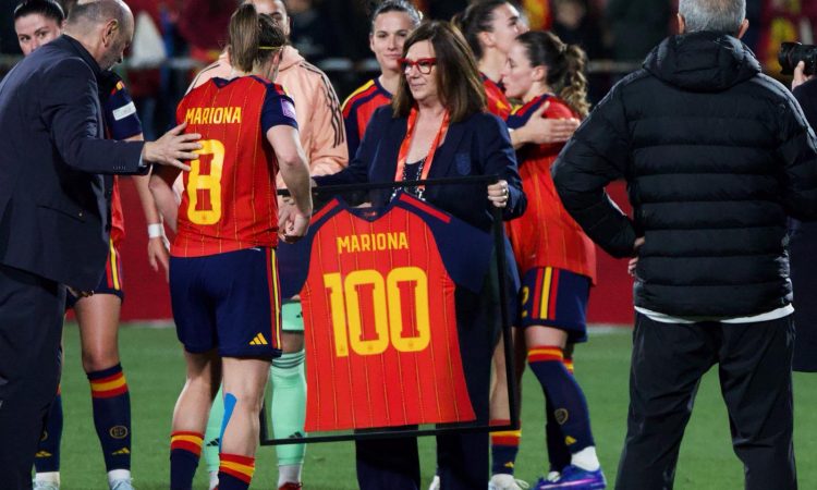 Mariona recibe la camiseta de las 100 internacionalidades