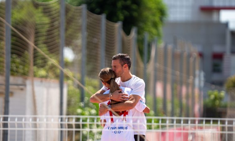Martina Azpilicueta abrazando a su padre - Liga F