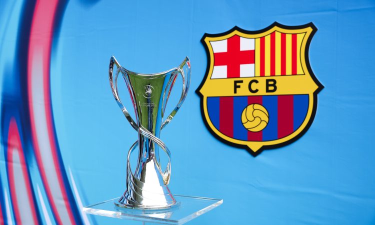 Foto trofeo UEFA Women's Champions League + Escudo FC Barcelona
