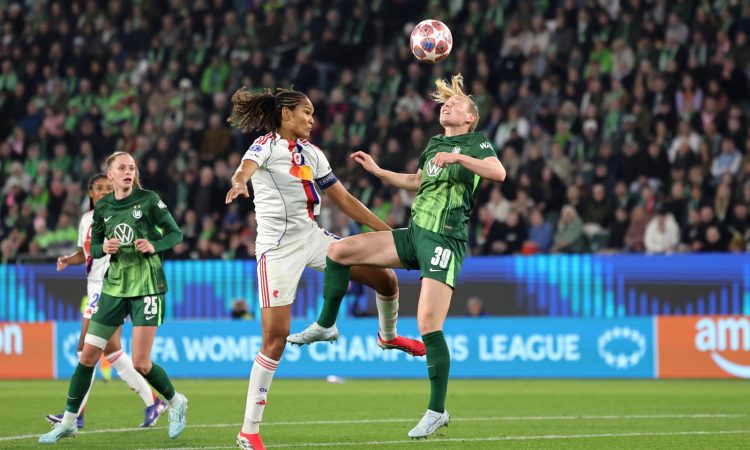 WOLFSBURG, GERMANY - MARCH 24: Sarai Linder of VfL Wolfsburg wins a header against Wendie Renard of OL Lyonnes during the UEFA Women's Champions League 2025/26 Quarter-finals First Leg match between VfL Wolfsburg and OL Lyonnes at VfL-Stadion am Elsterweg on March 24, 2026 in Wolfsburg, Germany. (Photo by Boris Streubel - UEFA/UEFA via Getty Images)