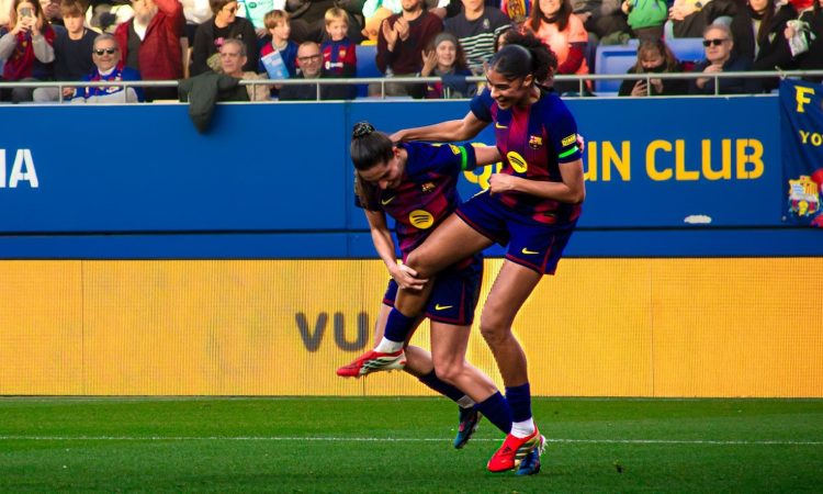 Kika Nazareth y Sydney Schertenleib celebran un gol con el Barcelona en la Liga 2026. Foto: Paula Sáez (@psaez_)