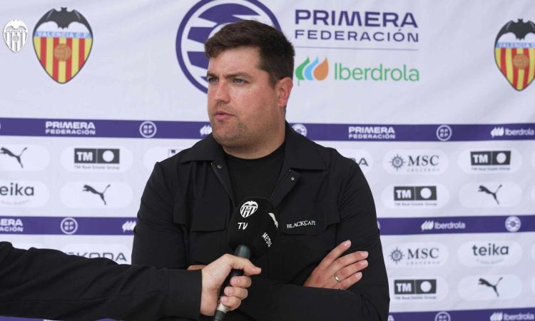 Mikel Crespo en una rueda de prensa pues partido del Valencia CF