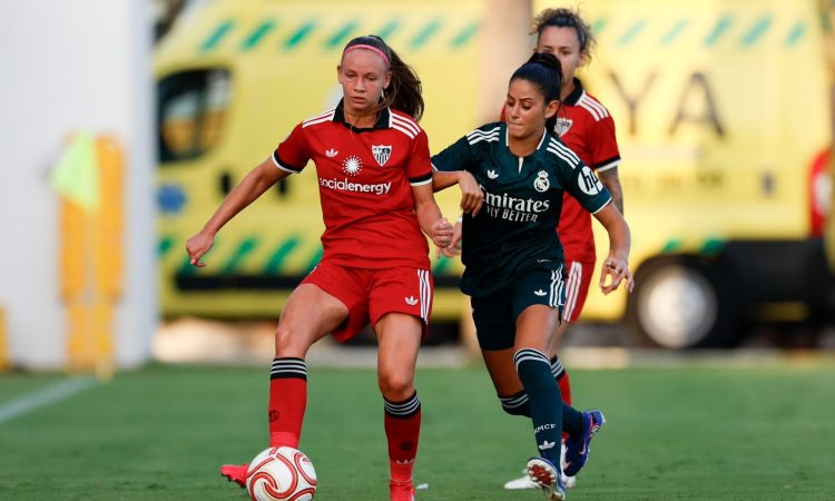 Disputa el partido entre el Real Madrid y Sevilla FC femenino