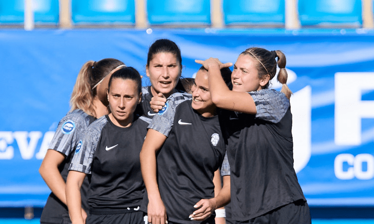 Jugadoras celebrando un gol juntas.