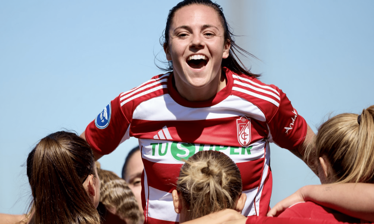 Alba Pérez celebra un gol con el Granada