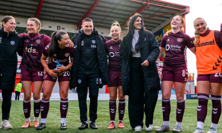 Eva Olid y jugadoras del Hearts Women
