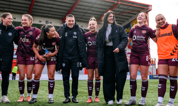 Eva Olid y jugadoras del Hearts Women
