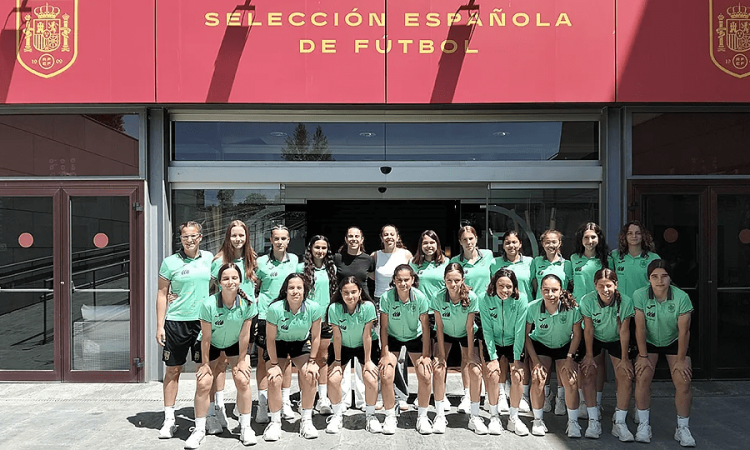 Anita Luján y Peque acompañan a la sub-15 femenina de futsal