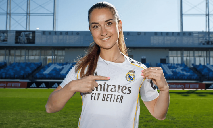 Sara Däbritz posando como jugadora del Real Madrid