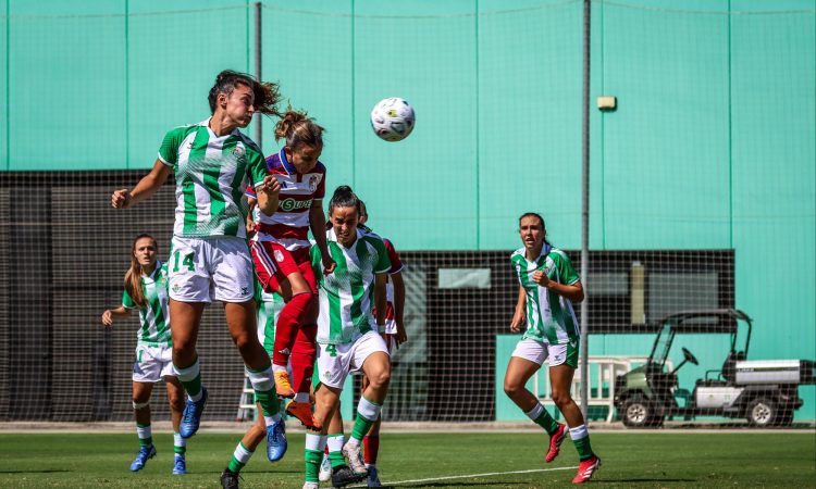 Acción del gol del Granada vs Real Betis Féminas