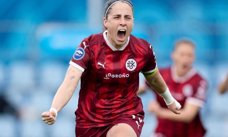 Isina Corte celebra un gol con el DUX