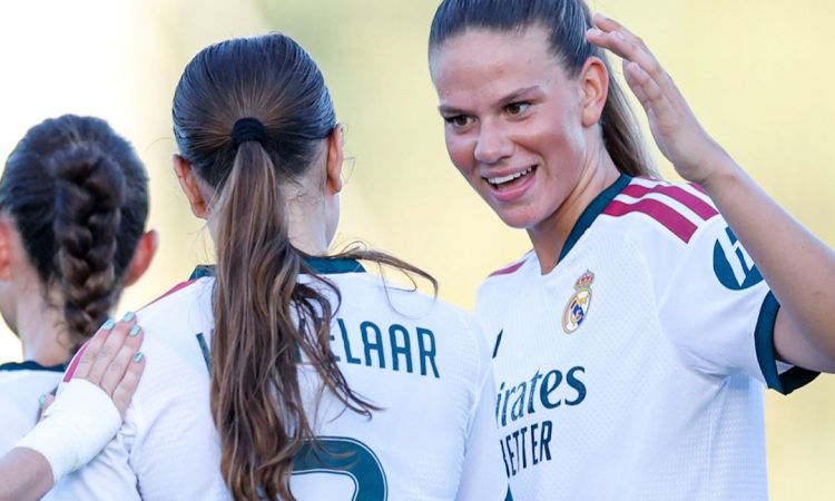 Bella Andersson celebra con Keukelaar un gol