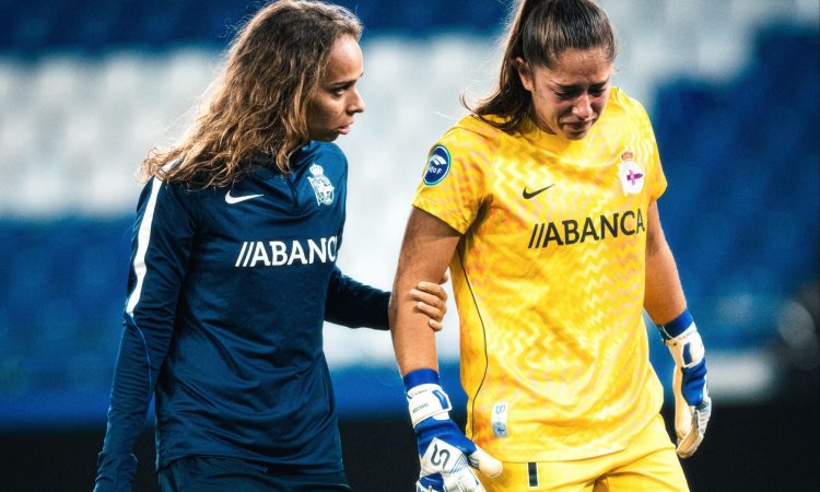 Andrea Tarazona se marcha lesionada en el partido del Deportivo contra el Real Madrid de liga F