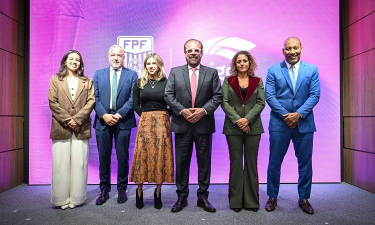 Foto oficial del acuerdo entre la Federación Paulista de fútbol y la Liga F