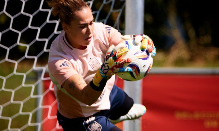 Cata Coll haciendo una parada Selección Española